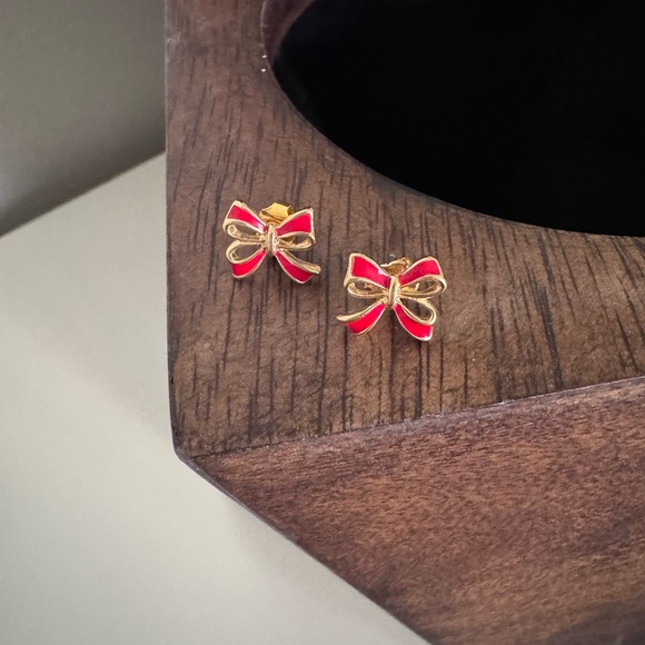 Vintage 1985 AVON Delicate Red Enamel Gold Tone Ribbon Bow Pierced Post Earrings - Picture 2 of 3
